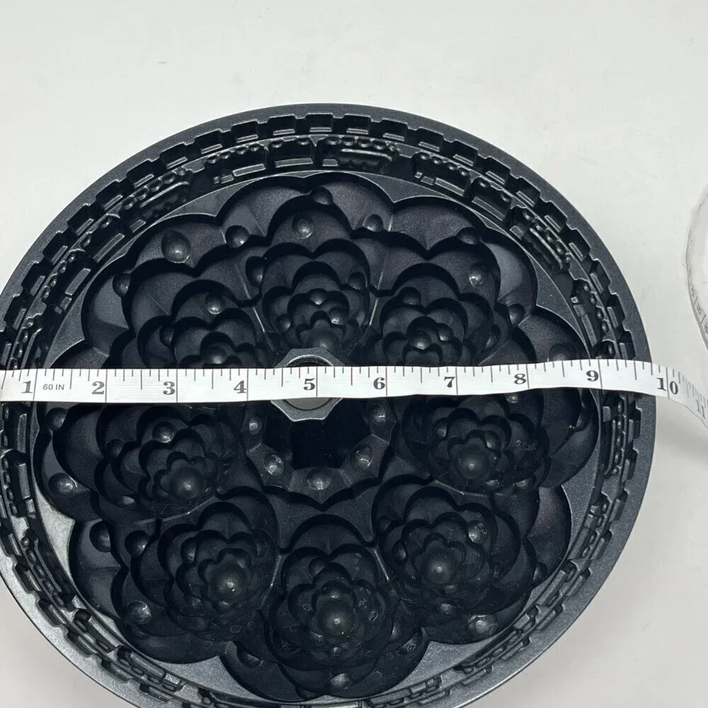 Nordic Ware Holiday Tree Bundt Cake Pan 10 cups cast aluminum EUC